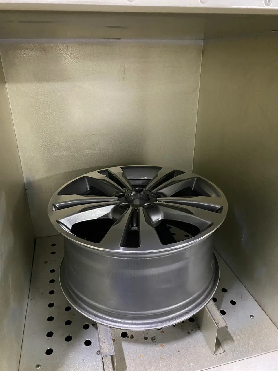 Mercedes-Benz S500 wheel repair - Mercedes-Benz S500 Wheel Repair Review — Superior Finish photo 5