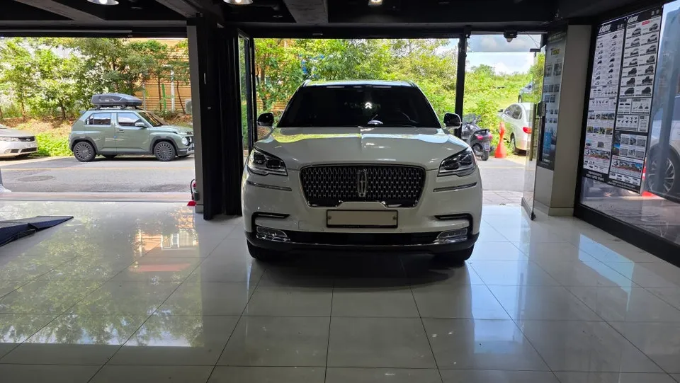Lincoln Aviator body kit installation result