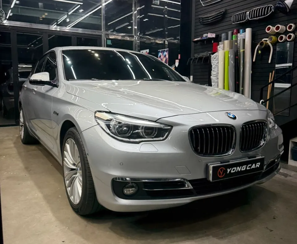 BMW 5 Series GTのカーラッピング事例|サテンブラックの高級感 施工写真 2-1