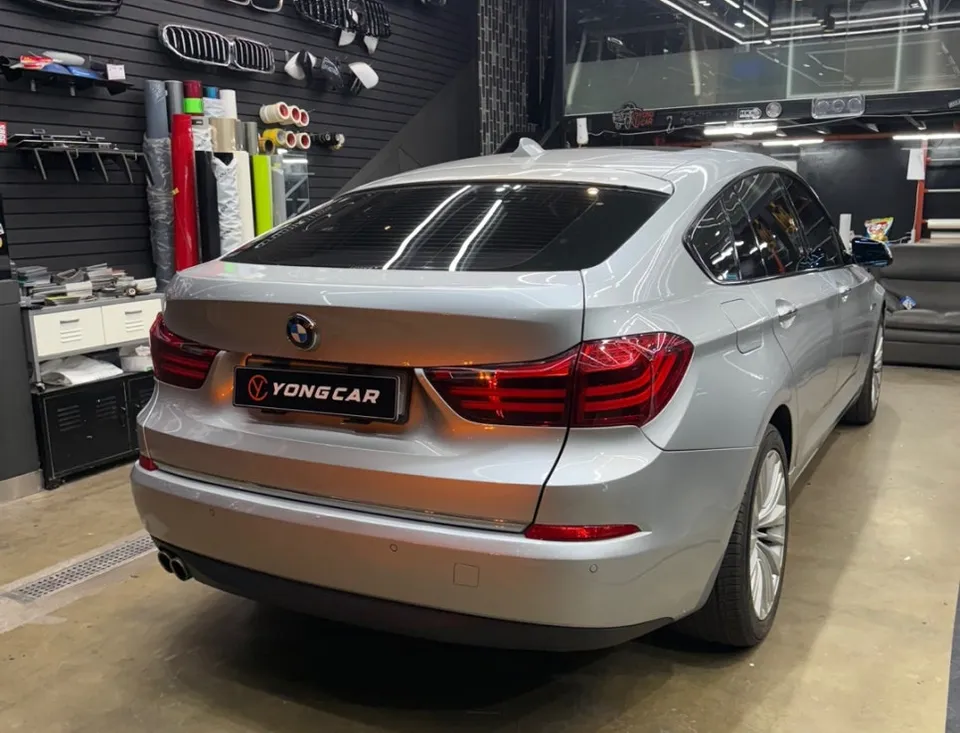 BMW 5 Series GTのカーラッピング事例|サテンブラックの高級感 施工写真 3-1