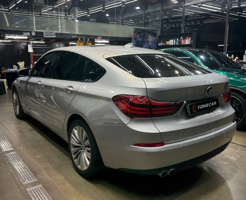BMW 5 Series GTのカーラッピング事例|サテンブラックの高級感 施工写真 2-2