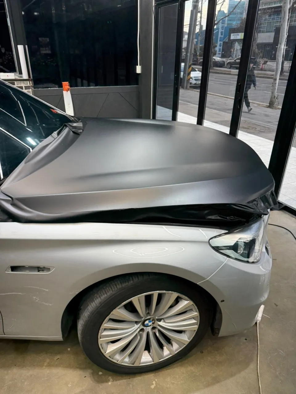 BMW 5 Series GTのカーラッピング事例|サテンブラックの高級感 施工写真 3-2