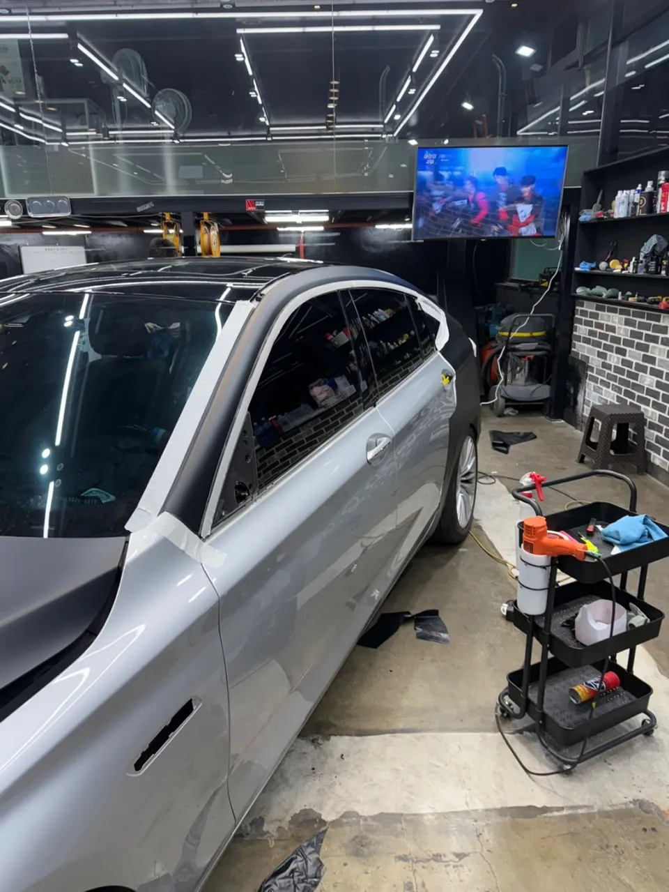 BMW 5 Series GTのカーラッピング事例|サテンブラックの高級感 施工写真 1-3