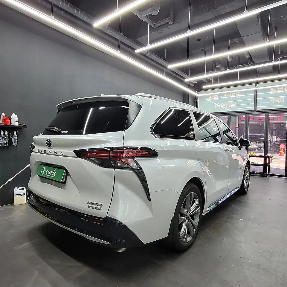 Toyota Sienna vinyl wrap - Toyota Sienna Vinyl Wrap Review: Chrome Delete for Sporty Look photo 3