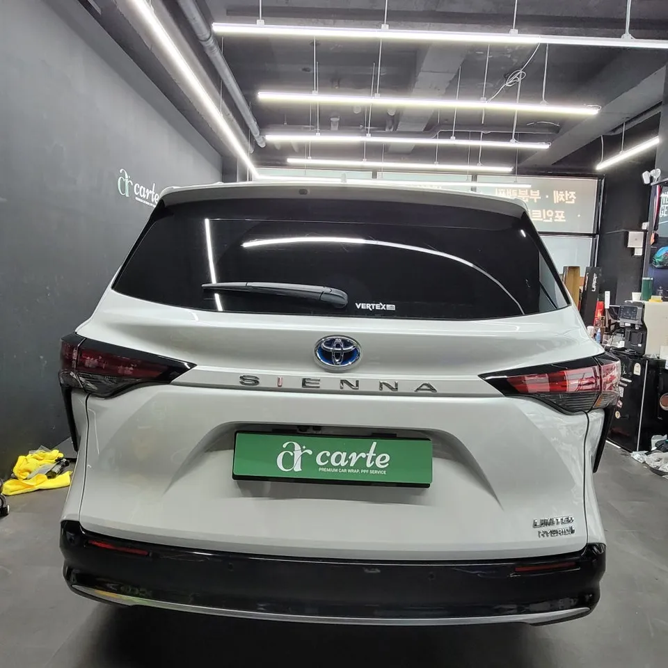 Toyota Sienna vinyl wrap - Toyota Sienna Vinyl Wrap Review: Chrome Delete for Sporty Look photo 4