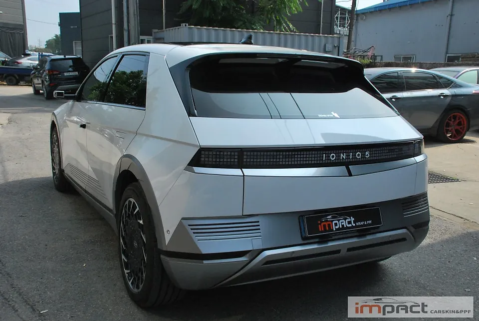 Hyundai IONIQ 5のカーラッピング事例|費用目安・仕上がり 施工写真 2-3