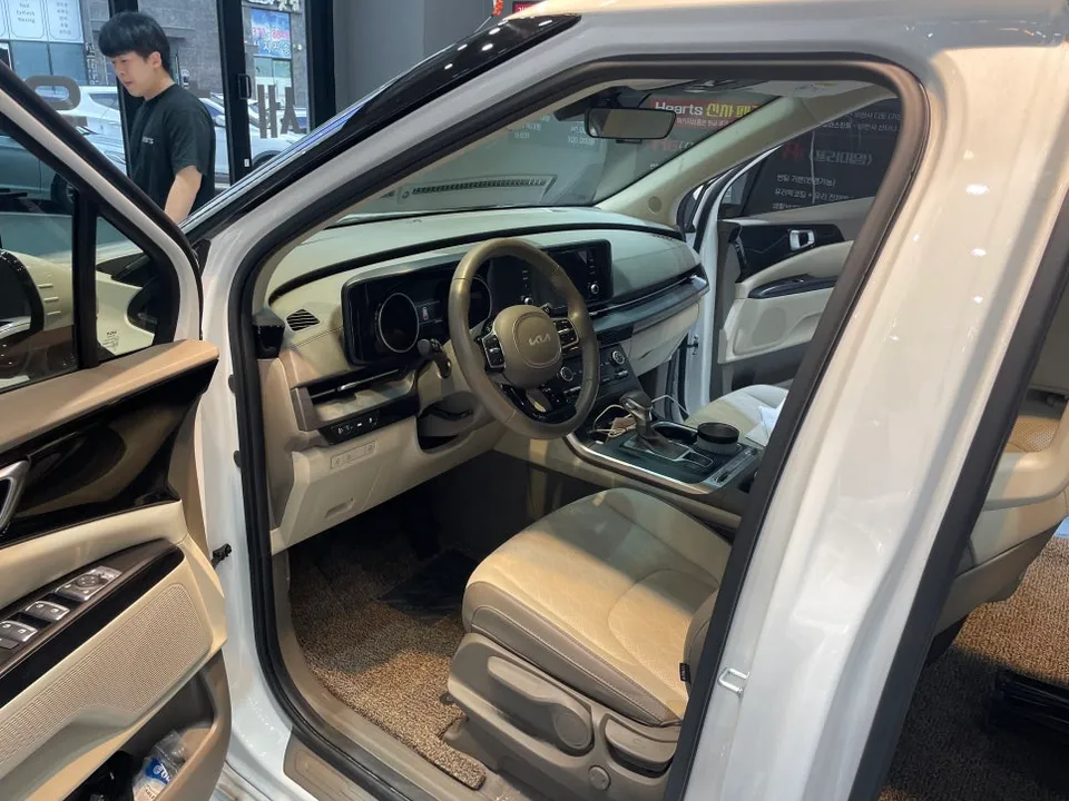 Kia Carnivalのカーフィルム施工事例|費用目安・仕上がり 施工写真 1-2