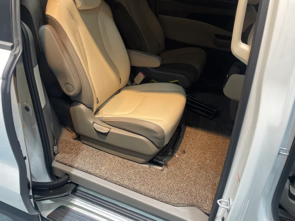 Kia Carnivalのカーフィルム施工事例|費用目安・仕上がり 施工写真 1-3