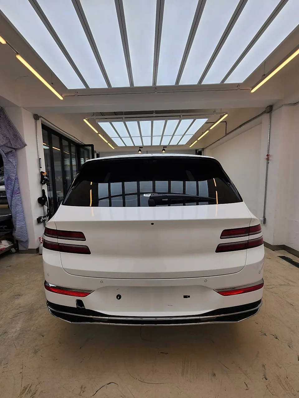 Genesis GV80 施工事例:シャンパンゴールドのカーラッピング 施工写真 1-1