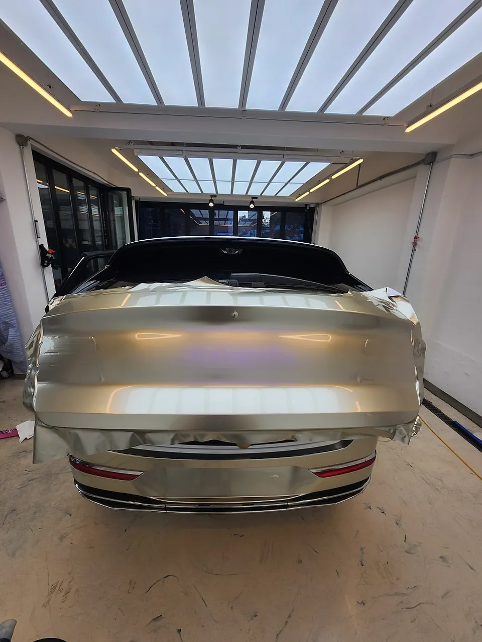 Genesis GV80 施工事例:シャンパンゴールドのカーラッピング 施工写真 2-2