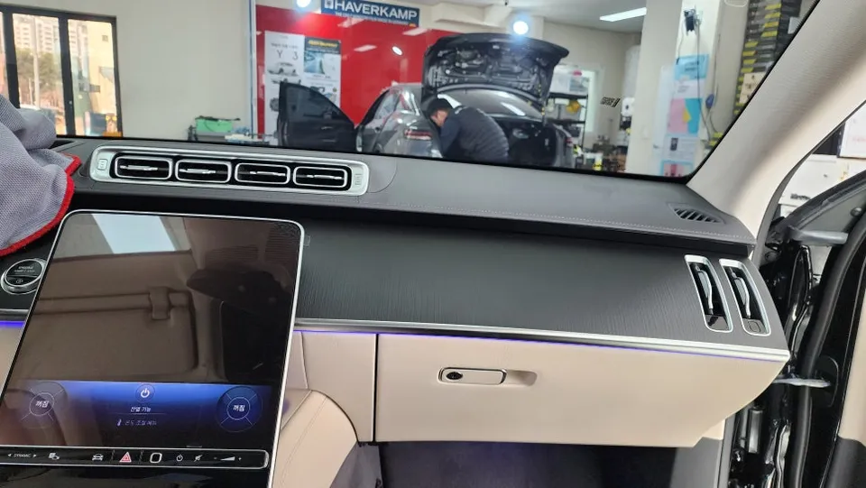 Mercedes-Benz S-Class ambient lighting - Mercedes-Benz S-Class Ambient Lighting Review — Enhanced Interior photo 4