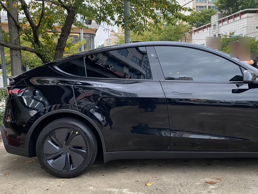 Tesla Model Yのカーフィルム施工事例 施工写真 4