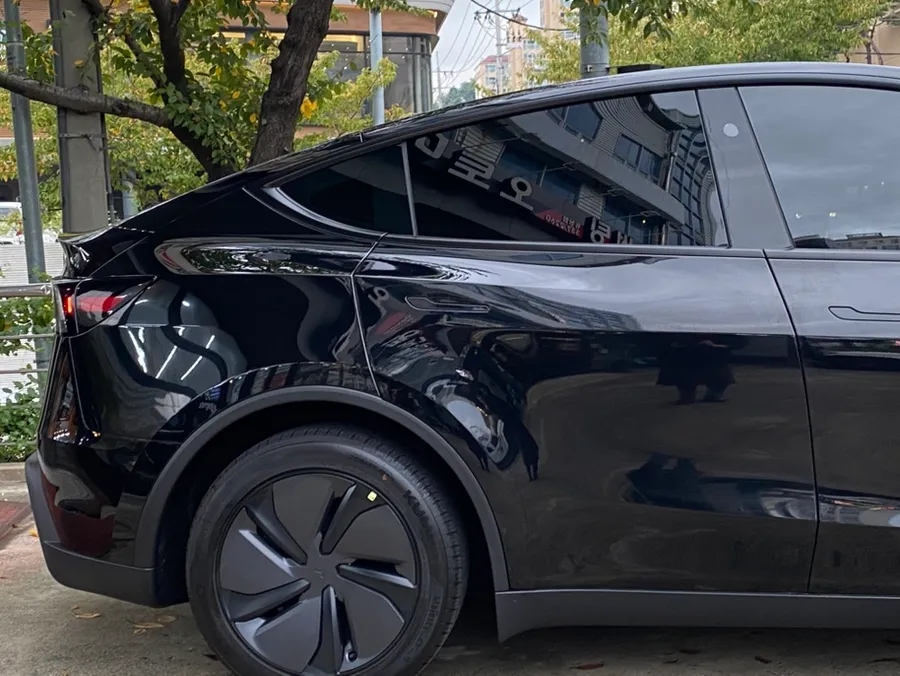 Tesla Model Yのカーフィルム施工事例 施工写真 5