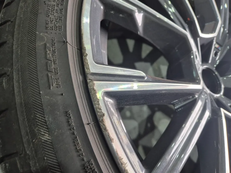 BMW 7 Seriesのホイールリペア・塗装事例 施工写真 4-1