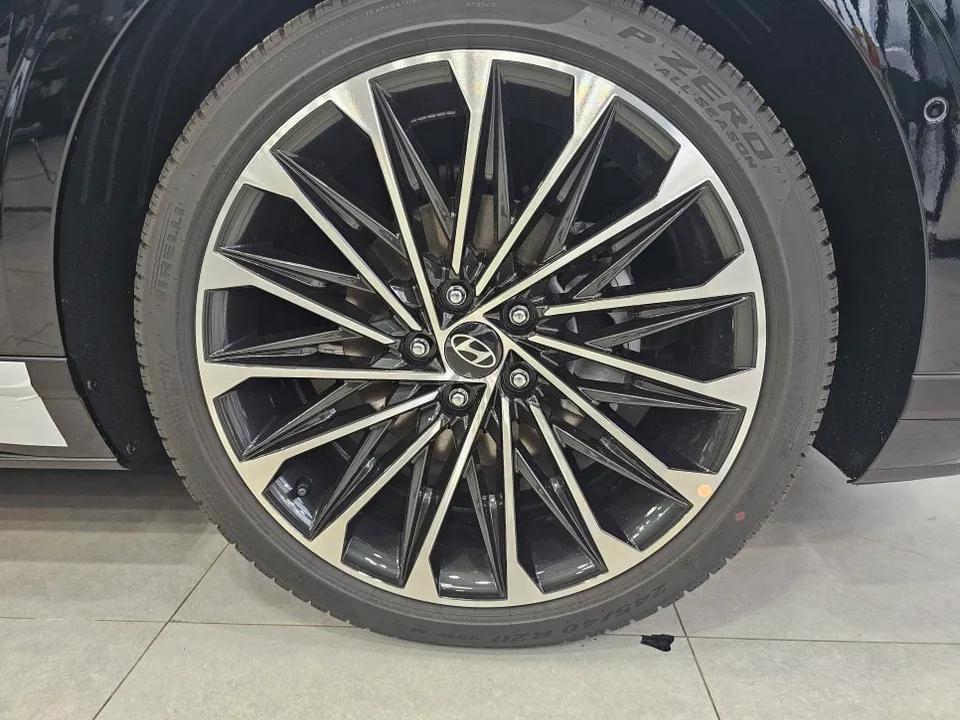 Hyundai Azeraのカーラッピング事例｜費用目安・仕上がり 施工写真 2-1