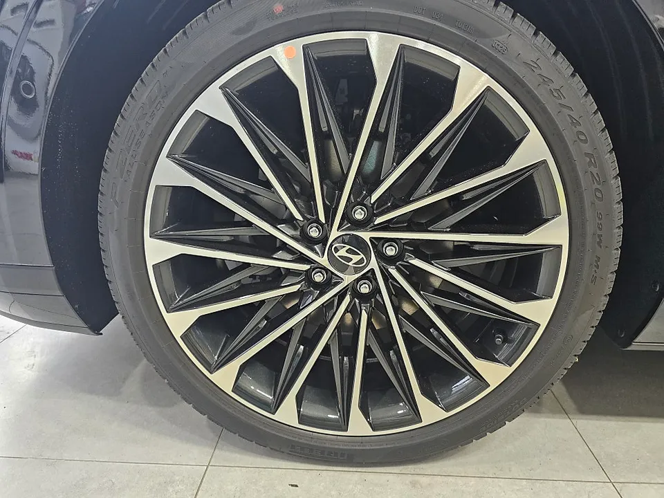 Hyundai Azeraのカーラッピング事例｜費用目安・仕上がり 施工写真 3-2
