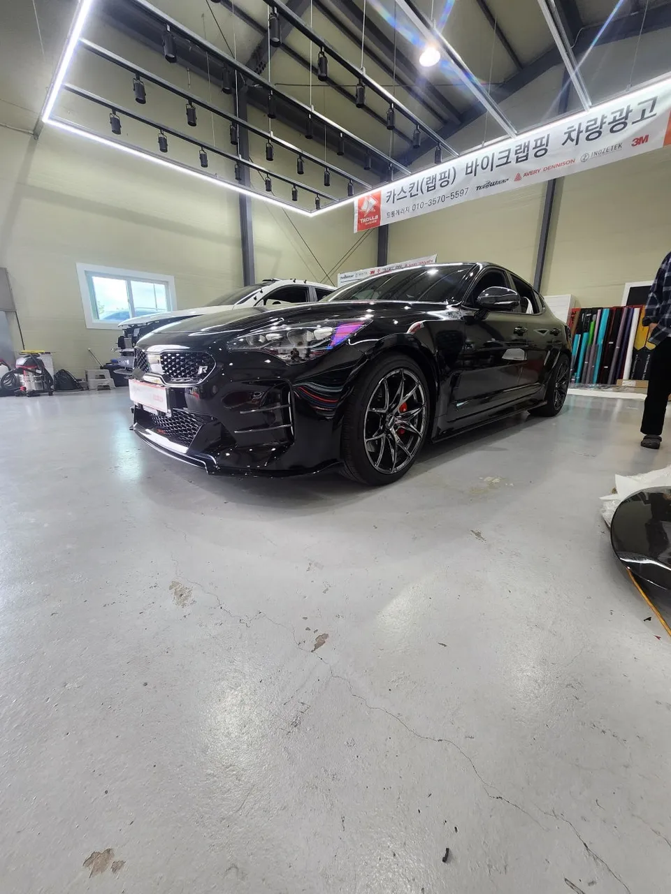 Kia Stingerのカーラッピング事例|費用目安・仕上がり 施工写真 2-1