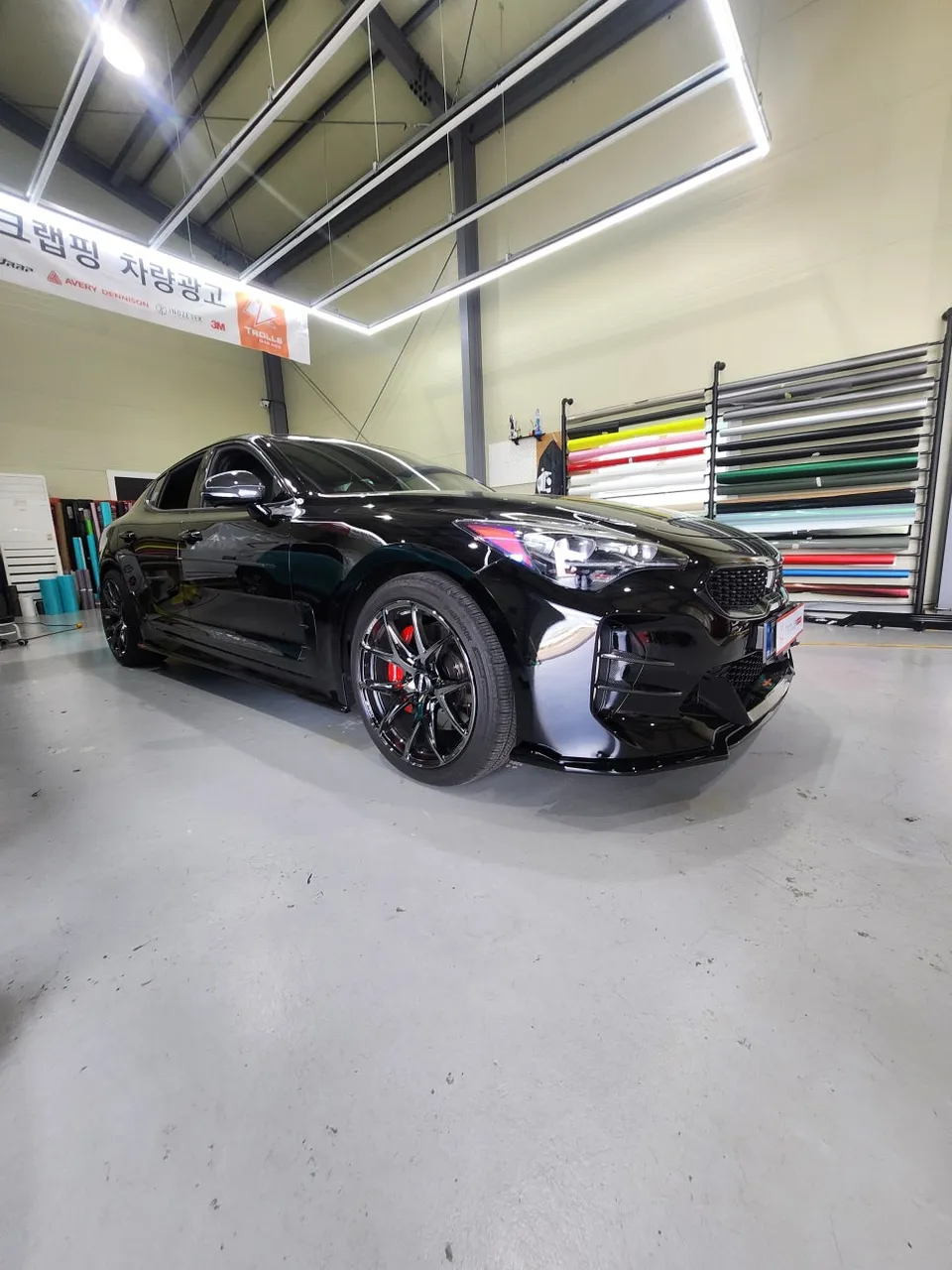 Kia Stingerのカーラッピング事例|費用目安・仕上がり 施工写真 1-2