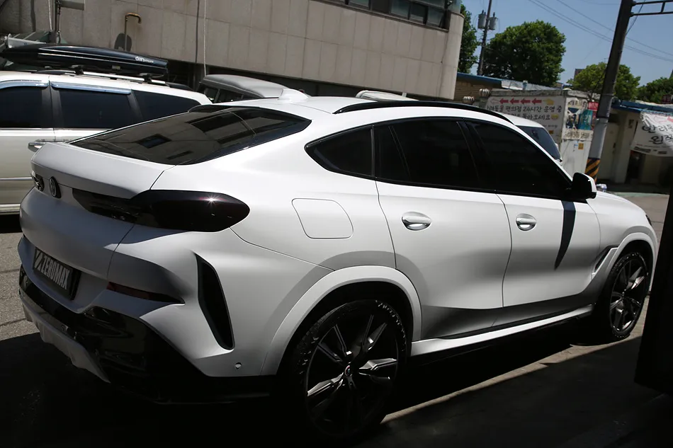 BMW X6 vinyl wrap - BMW X6 Vinyl Wrap Review: Satin White Color Change photo 3