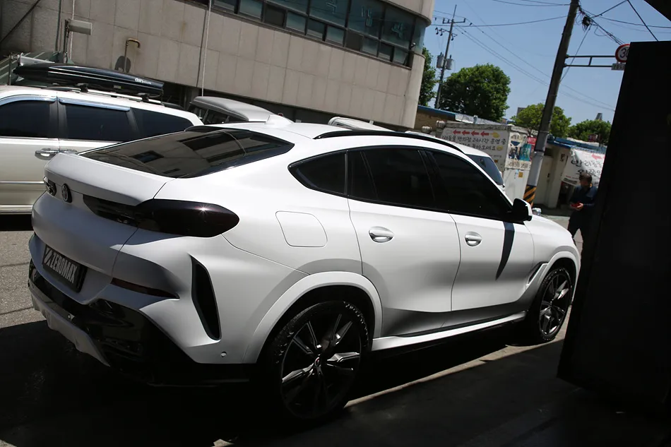 BMW X6のカーラッピング事例 施工写真 4-2