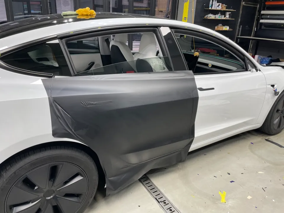 Tesla Model 3のカーラッピング事例|マットブラックの仕上がり 施工写真 2-1