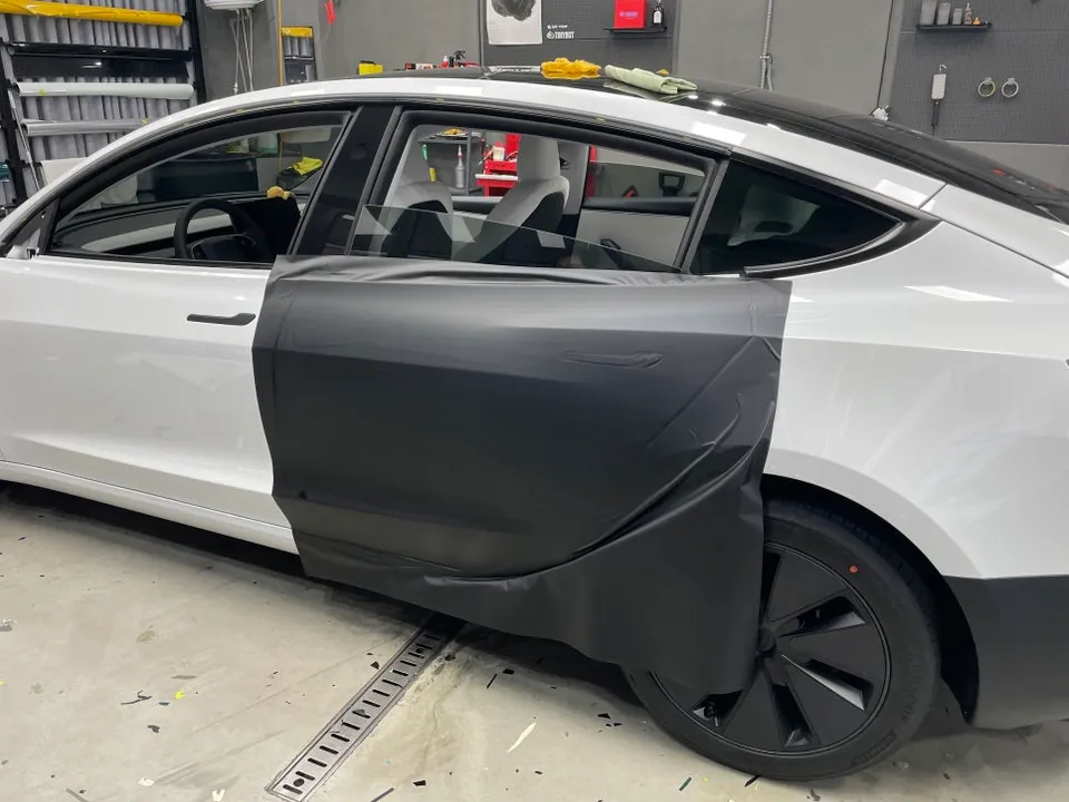 Tesla Model 3のカーラッピング事例|マットブラックの仕上がり 施工写真 3-1