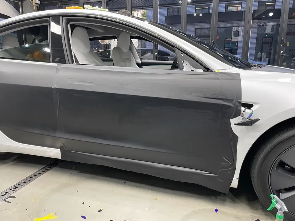 Tesla Model 3のカーラッピング事例|マットブラックの仕上がり 施工写真 1-2