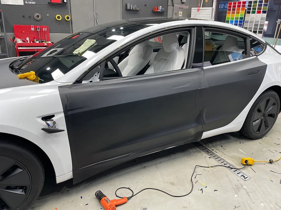 Tesla Model 3のカーラッピング事例|マットブラックの仕上がり 施工写真 2-2