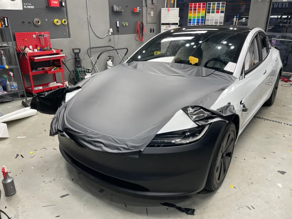 Tesla Model 3のカーラッピング事例|マットブラックの仕上がり 施工写真 3-2