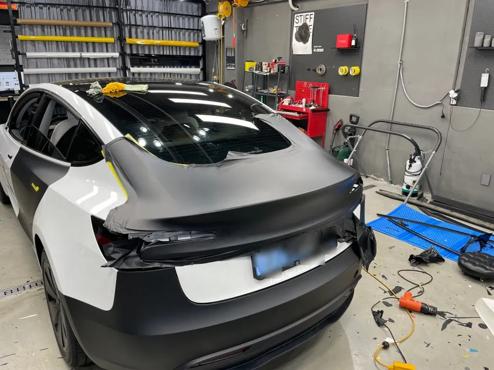 Tesla Model 3のカーラッピング事例|マットブラックの仕上がり 施工写真 1-3