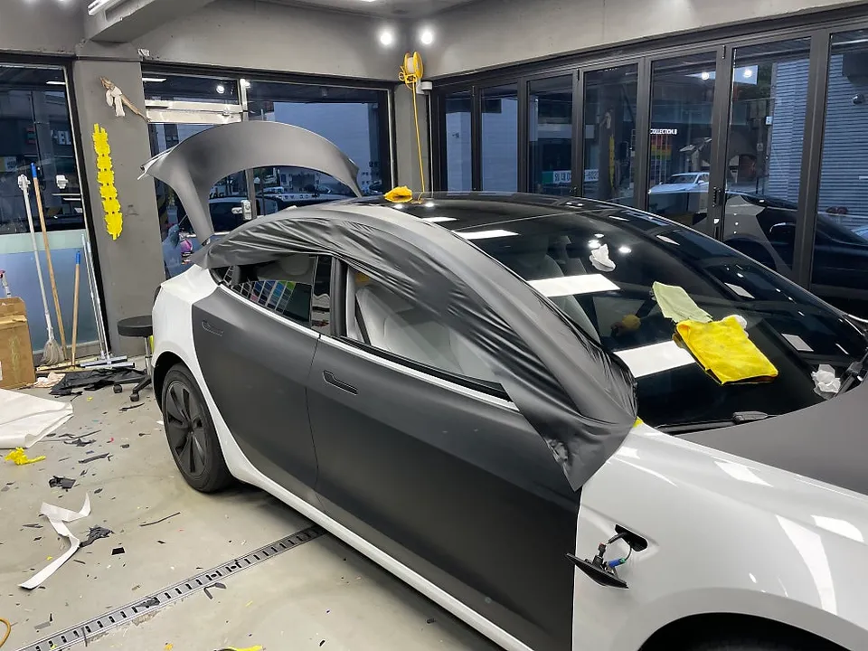 Tesla Model 3のカーラッピング事例|マットブラックの仕上がり 施工写真 2-3