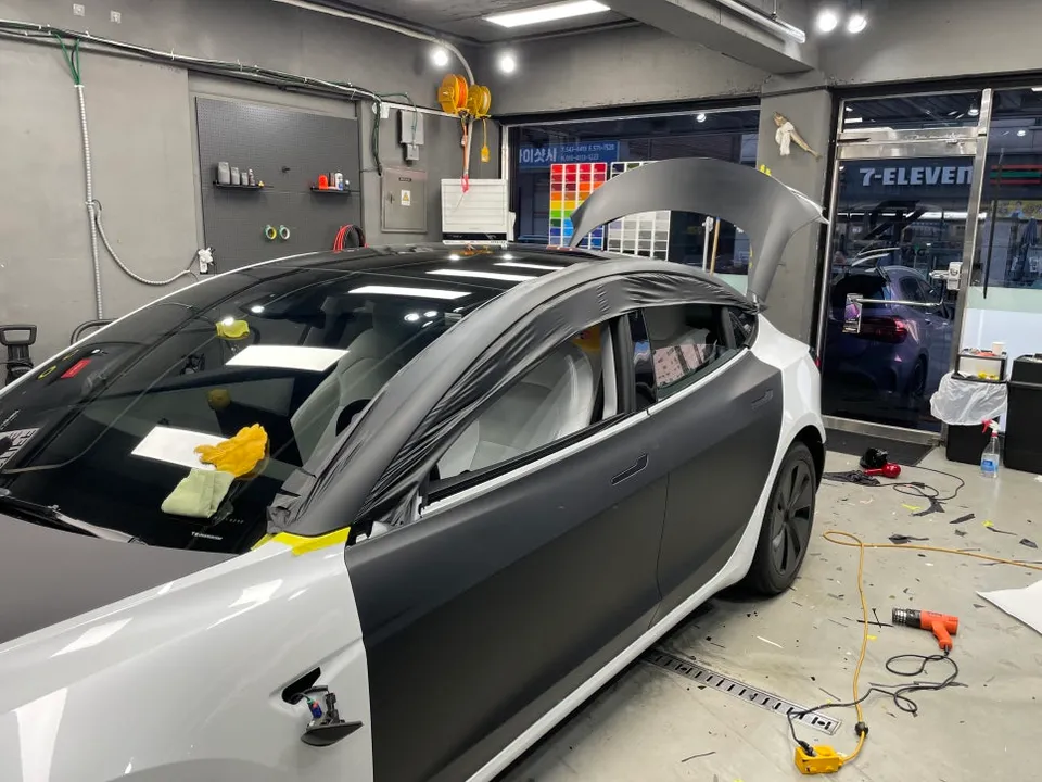 Tesla Model 3のカーラッピング事例|マットブラックの仕上がり 施工写真 3-3