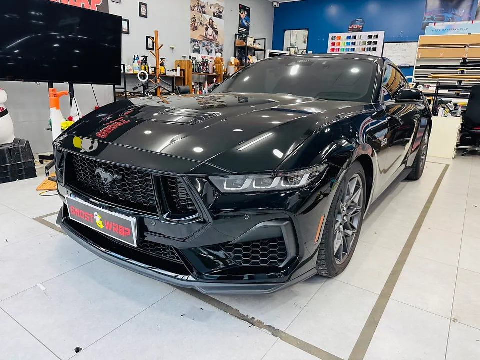 Ford Mustangのカーラッピング事例 施工写真 3-2
