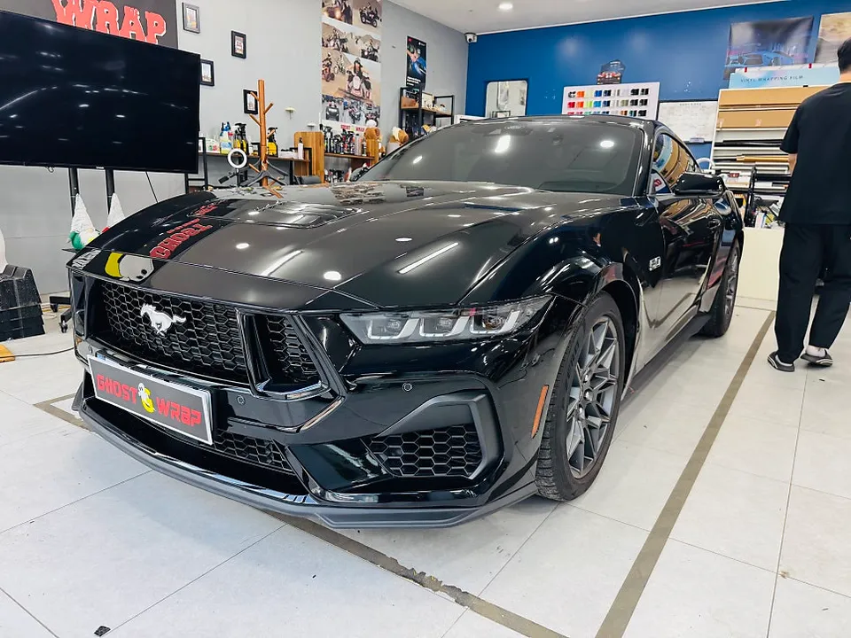 Ford Mustangのカーラッピング事例 施工写真 4-2