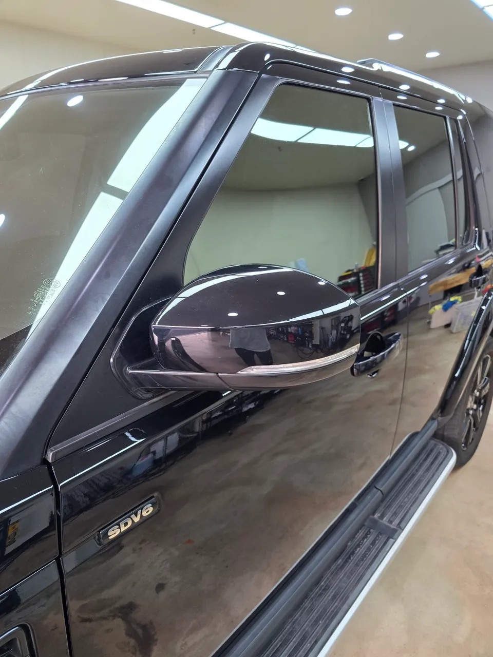 Land Rover Discovery 4 vinyl wrap - Land Rover Discovery 4 Vinyl Wrap Review: Glossy Black Transforma photo 3