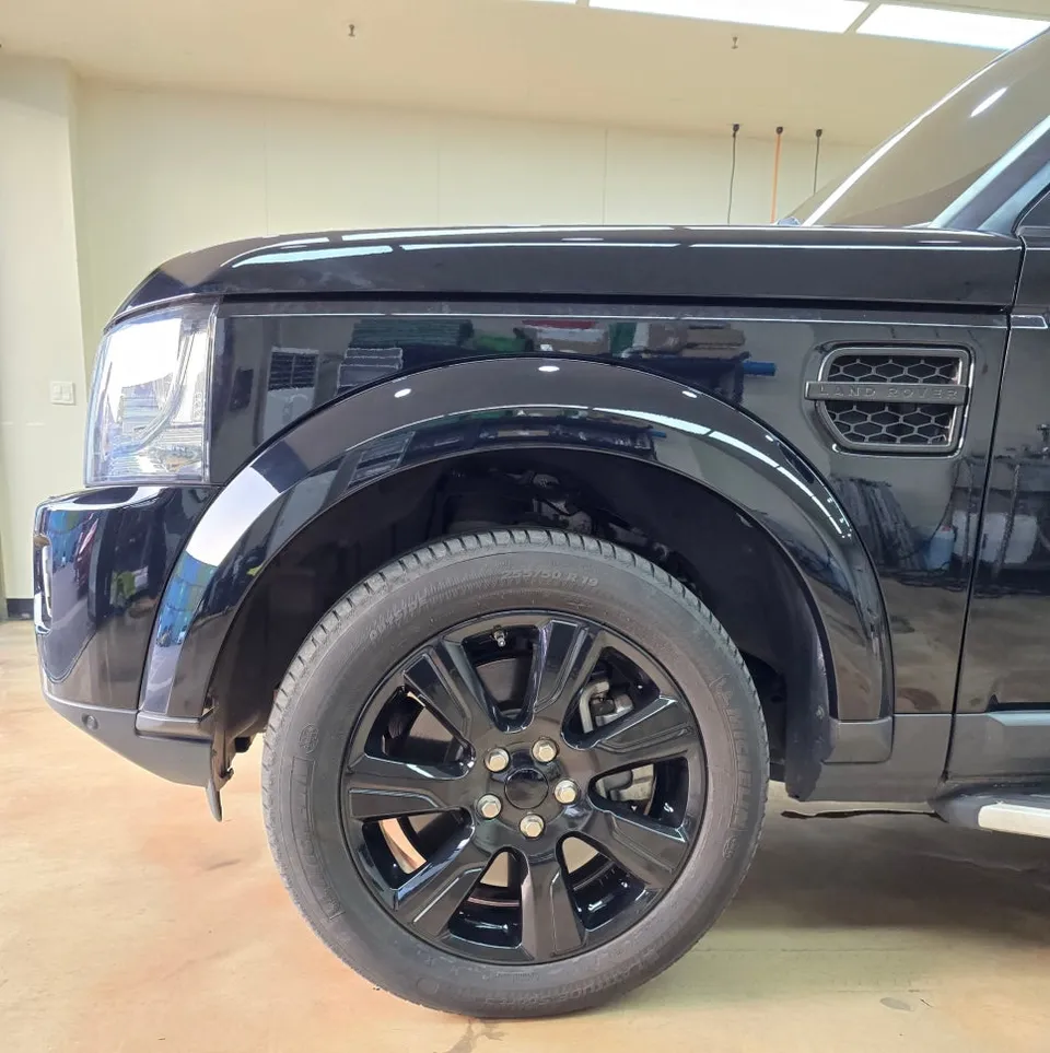 Land Rover Discovery 4 vinyl wrap - Land Rover Discovery 4 Vinyl Wrap Review: Glossy Black Transforma photo 4