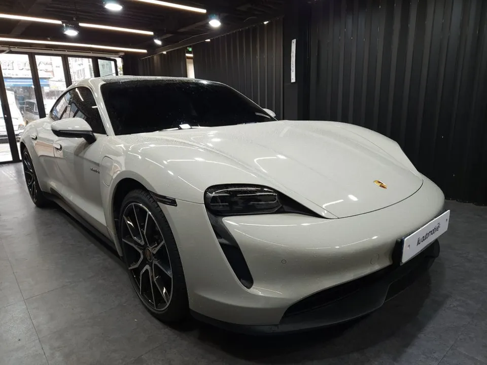 Porsche Taycan other - Porsche Taycan Air Vent Replacement Review photo 4