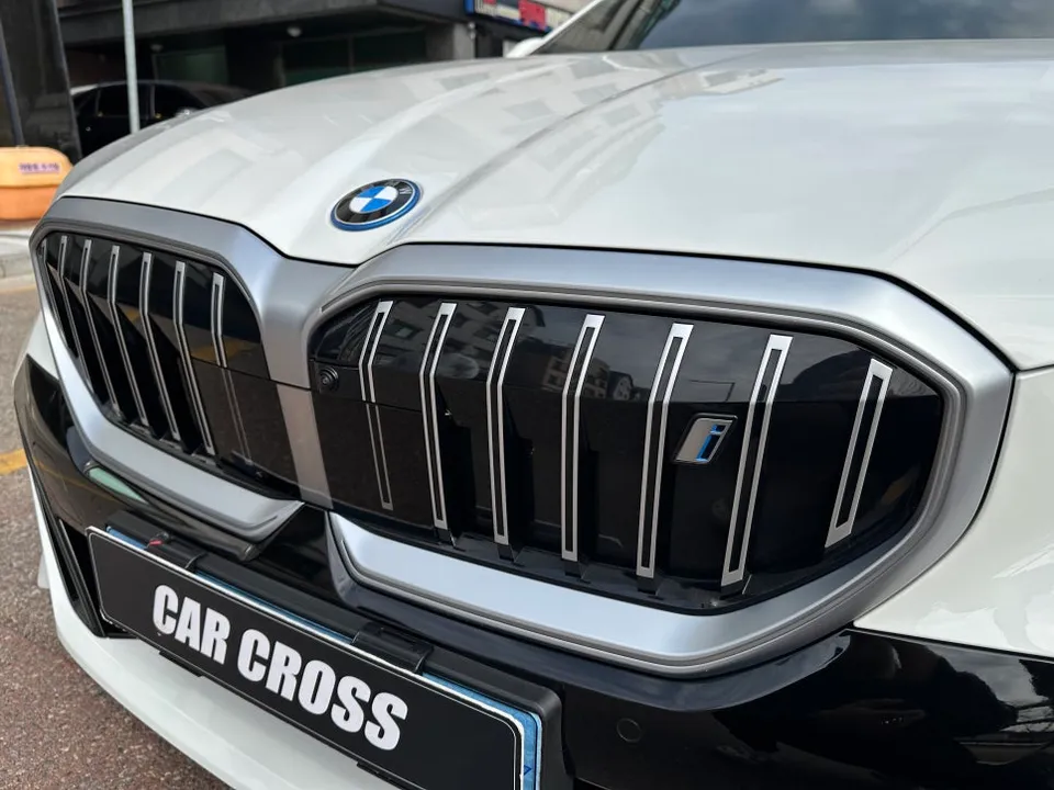 BMW i5のカーラッピング事例｜費用目安・仕上がり 施工写真 3-1