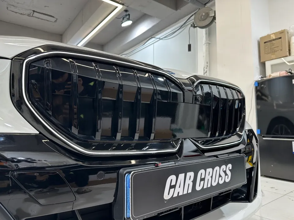 BMW i5のカーラッピング事例｜費用目安・仕上がり 施工写真 1-3