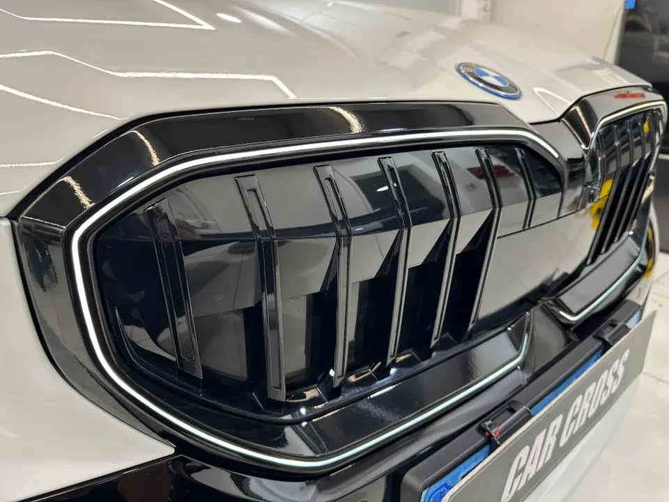 BMW i5のカーラッピング事例｜費用目安・仕上がり 施工写真 2-3