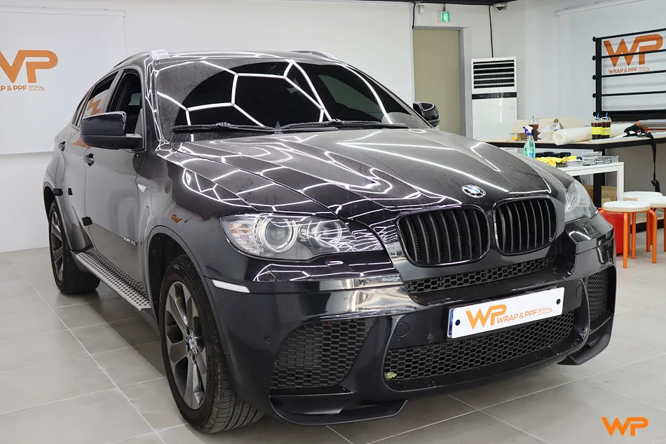 BMW X6のカーラッピング事例｜クローム除去とピラーラッピング 施工写真 2-1