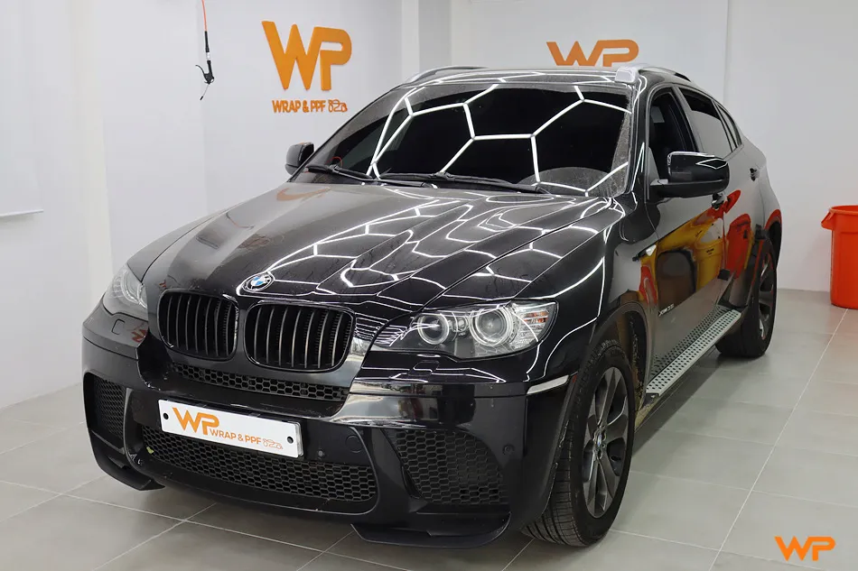 BMW X6のカーラッピング事例｜クローム除去とピラーラッピング 施工写真 3-1