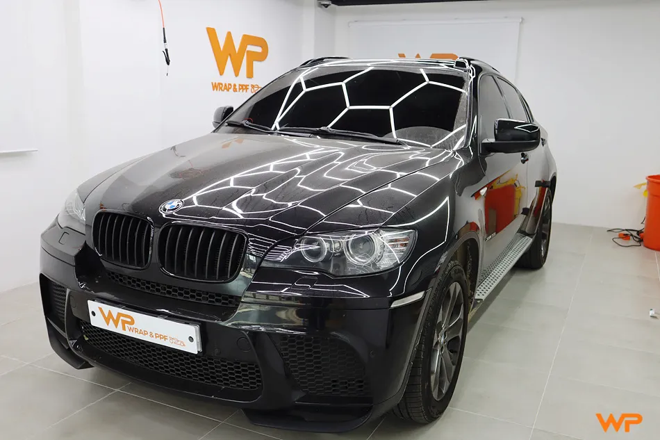 BMW X6のカーラッピング事例｜クローム除去とピラーラッピング 施工写真 1-2