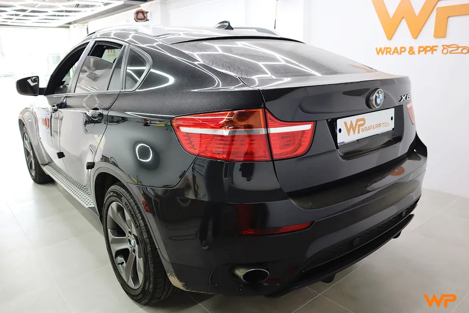 BMW X6のカーラッピング事例｜クローム除去とピラーラッピング 施工写真 3-2