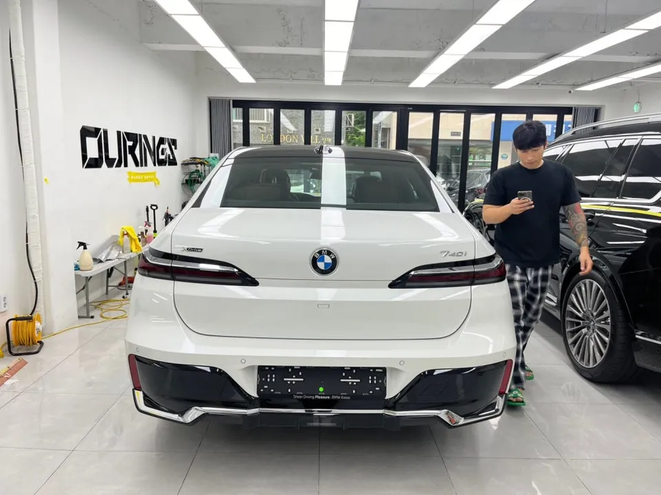 BMW i7のカーラッピング事例|費用目安と仕上がり 施工写真 3-1