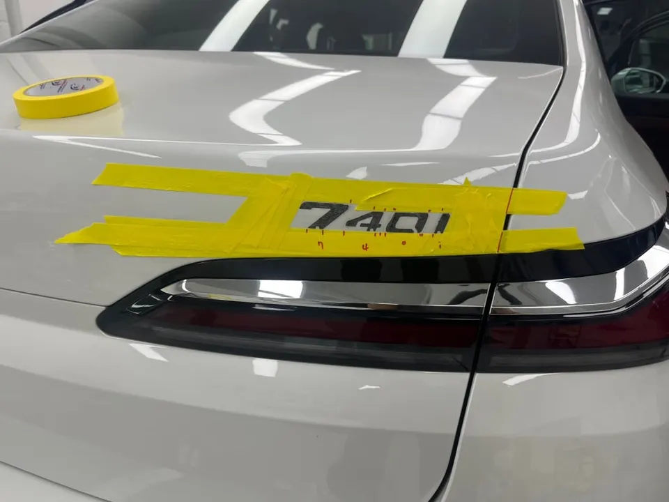BMW i7のカーラッピング事例|費用目安と仕上がり 施工写真 4-1