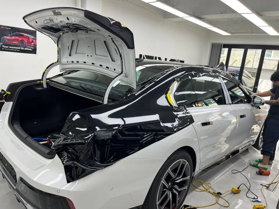 BMW i7のカーラッピング事例|費用目安と仕上がり 施工写真 3-2