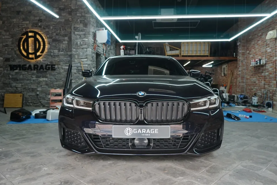 BMW 5 Series G30のカーラッピング事例：クロームモールをブラック化 施工写真 2-1