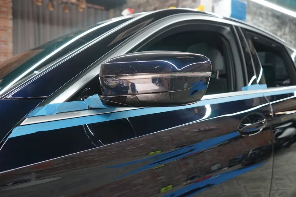 BMW 5 Series G30のカーラッピング事例：クロームモールをブラック化 施工写真 2-2