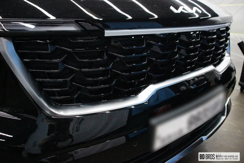 Kia Sorentoのカーラッピング事例：クロームパーツをブラック化 施工写真 3-2